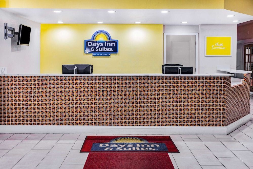 Days Inn & Suites by Wyndham Colonial 2