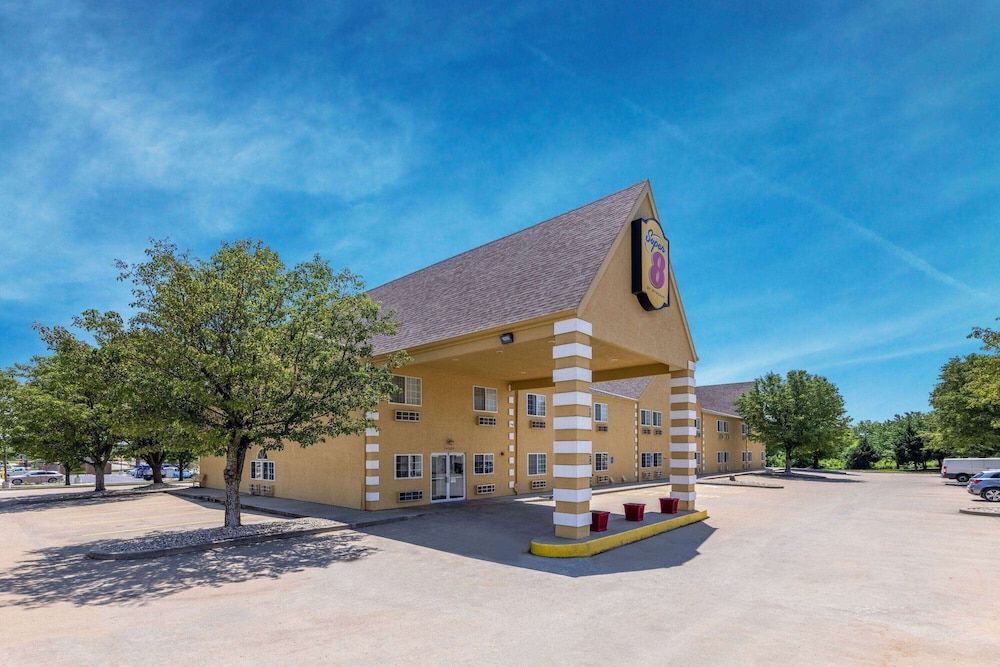Super 8 by Wyndham De Soto 1