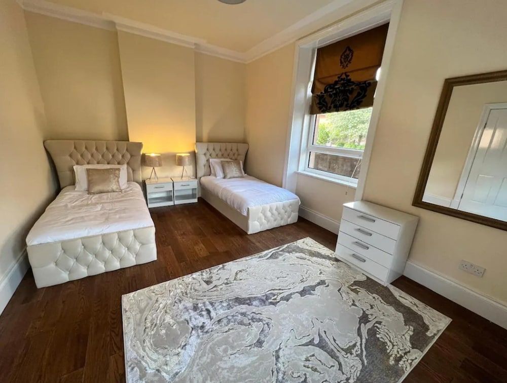 3 Bed - Sleeps 7 - Free Parking - Central Location 2