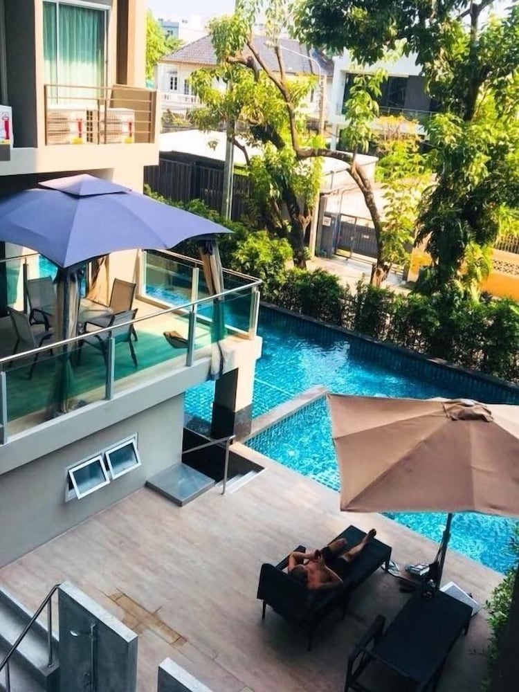 The Lux Ladprao 10 1