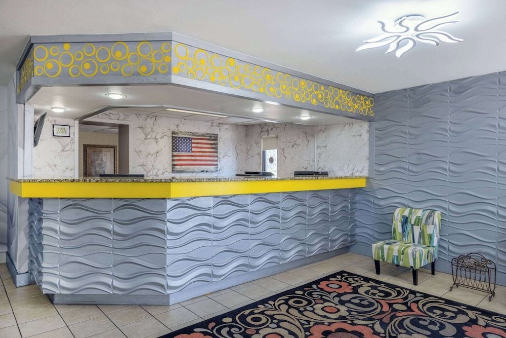 Days Inn & Suites by Wyndham Fort Bragg/Cross Creek Mall 2