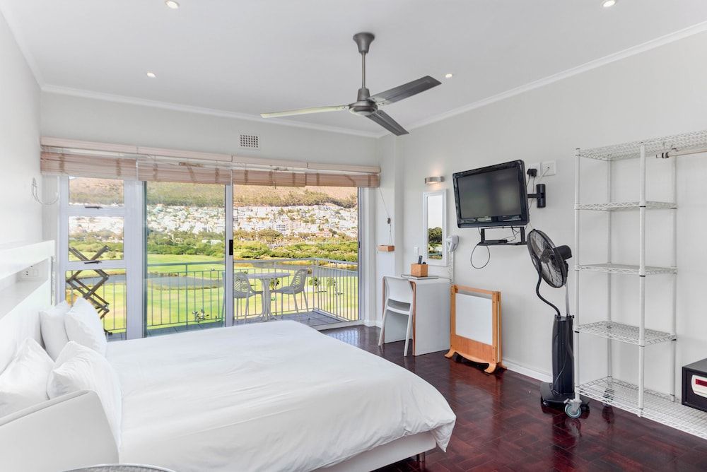 Mouille Point Studio Apartment with stunning view 2