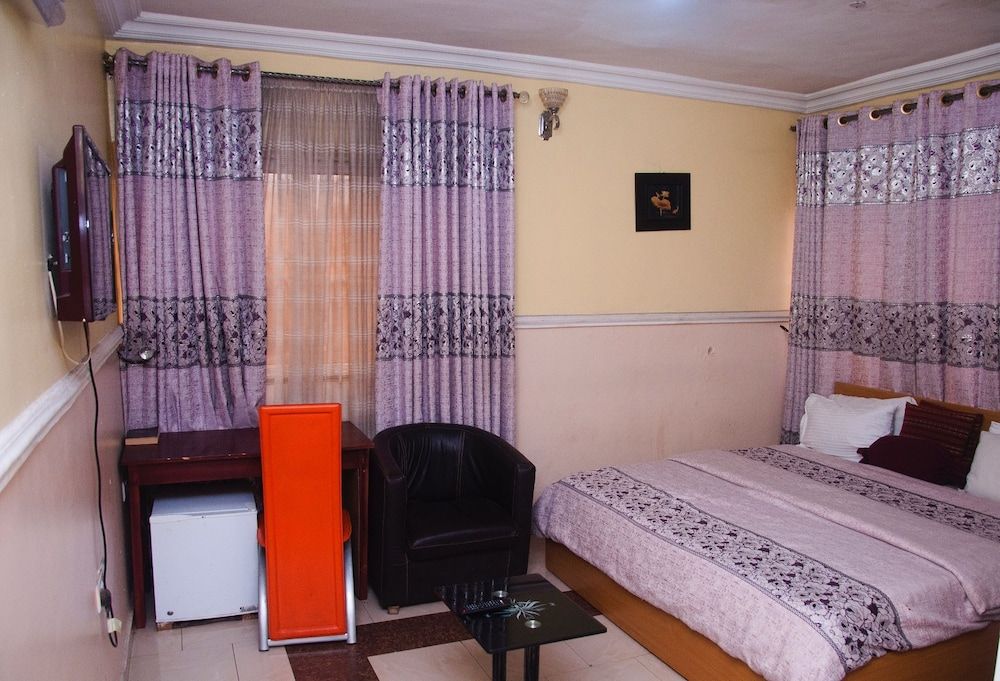 Maxton Suites 1