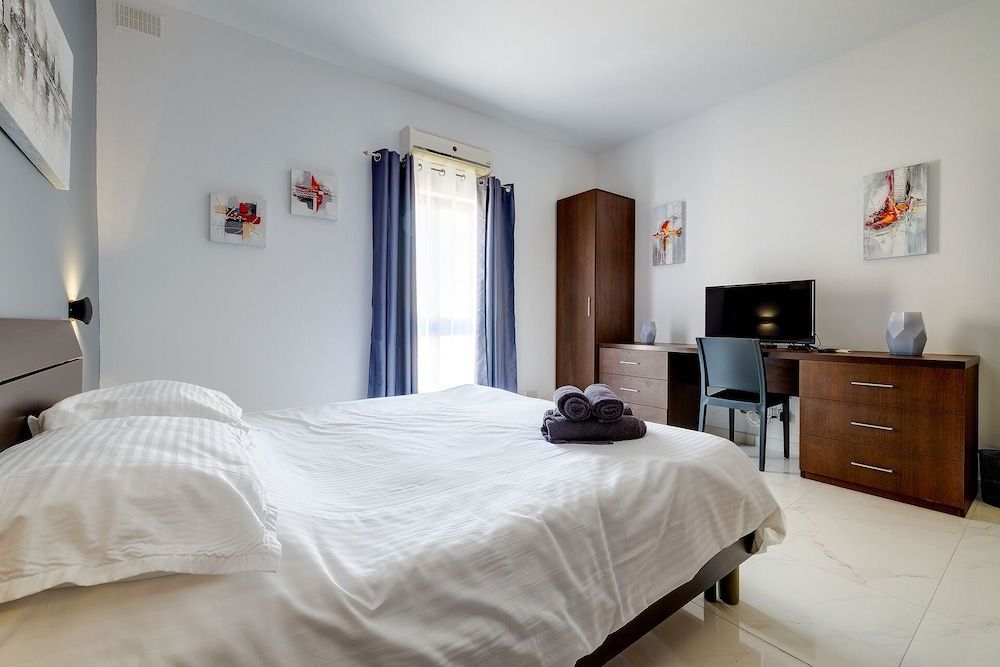 Modern 1BR Apartment Steps From the Promenade 2