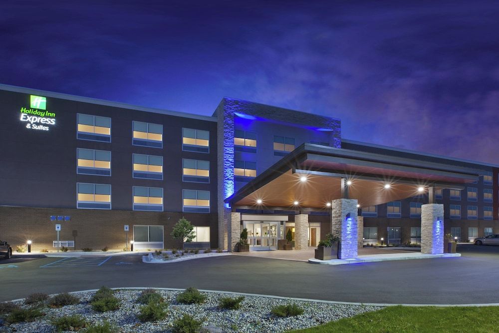Holiday Inn Express & Suites GRAND RAPIDS - AIRPORT NORTH by IHG 1
