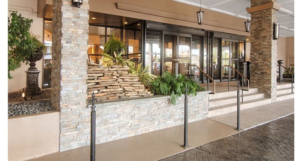 Comfort Inn & Suites At Copeland Tower 1