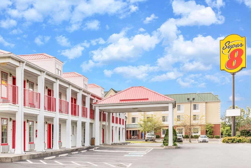 Super 8 by Wyndham Clinton TN 1