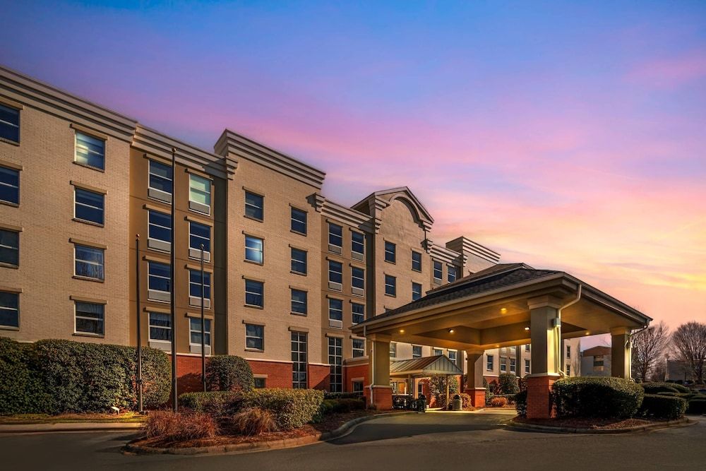Comfort Suites near Birkdale Village- Huntersville 1