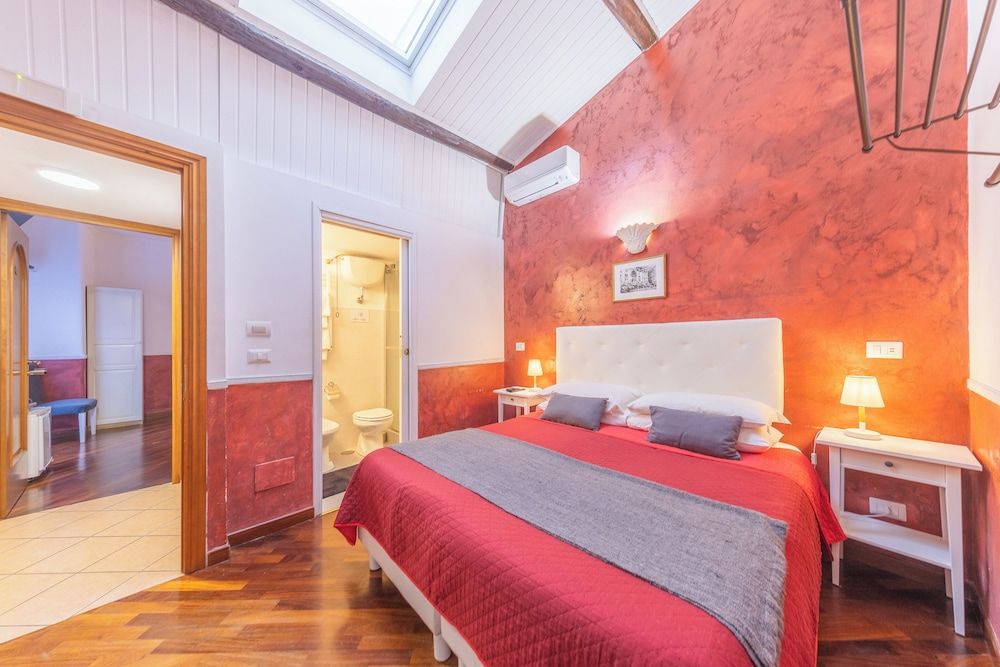 Room-skylight Double Room in History Hou 1