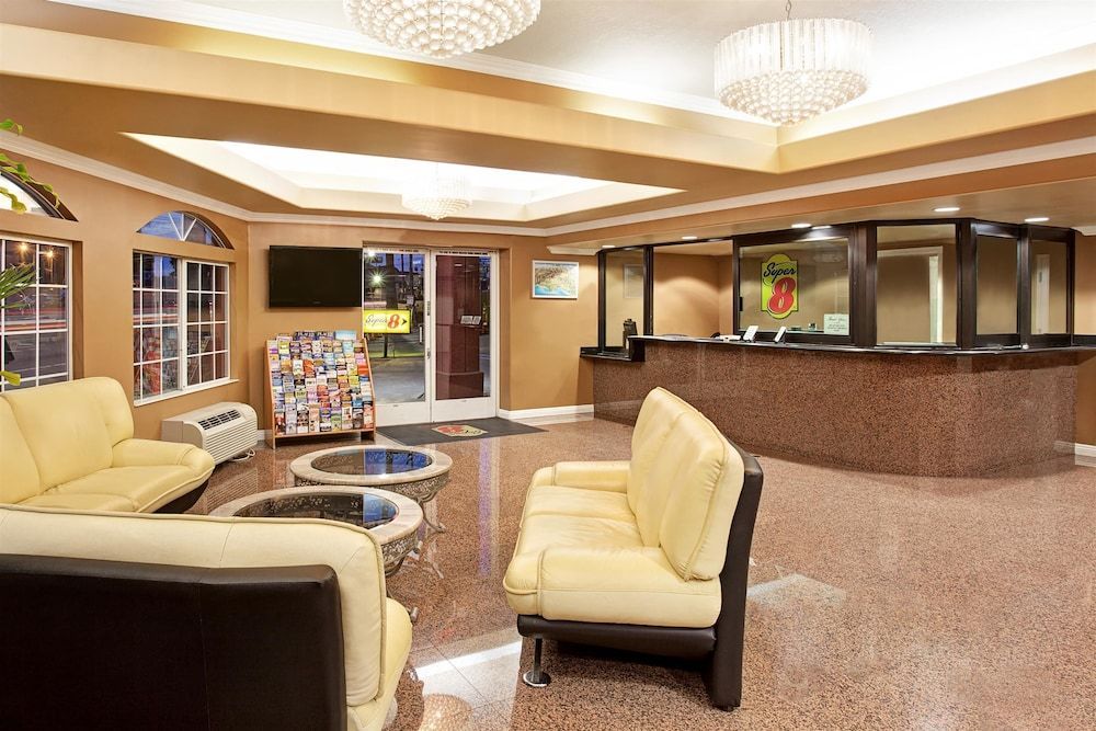 Super 8 by Wyndham Los Angeles Downtown 2