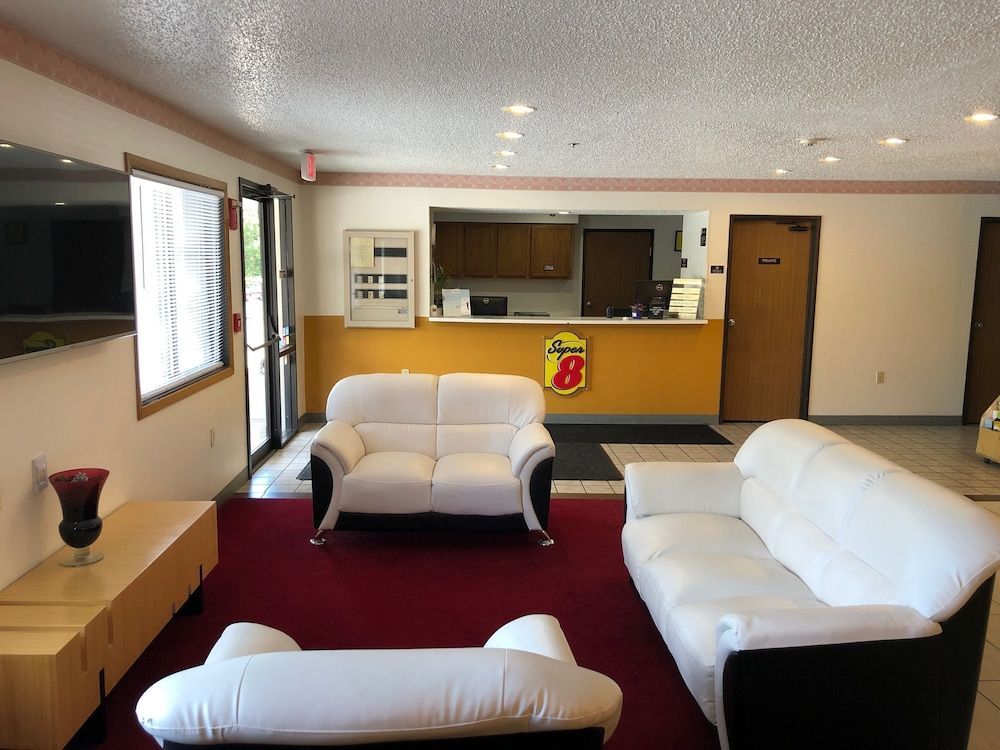 Super 8 by Wyndham Front Royal Near Shenandoah National Park 2
