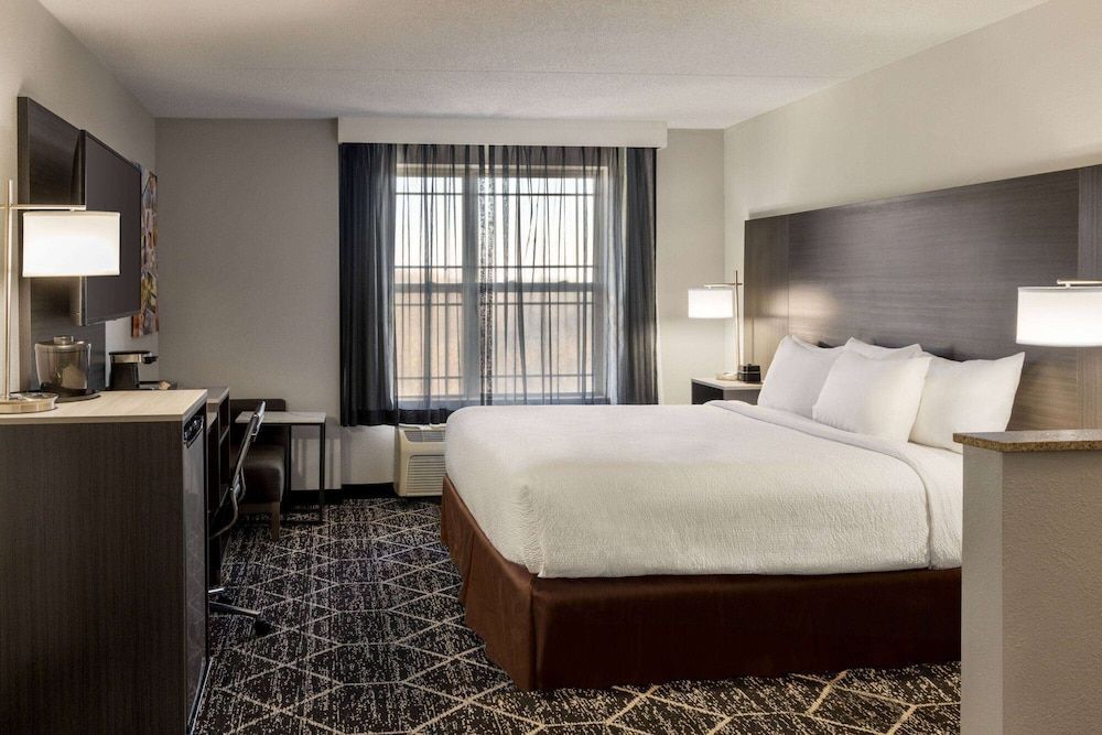 La Quinta Inn & Suites by Wyndham Lake George 1