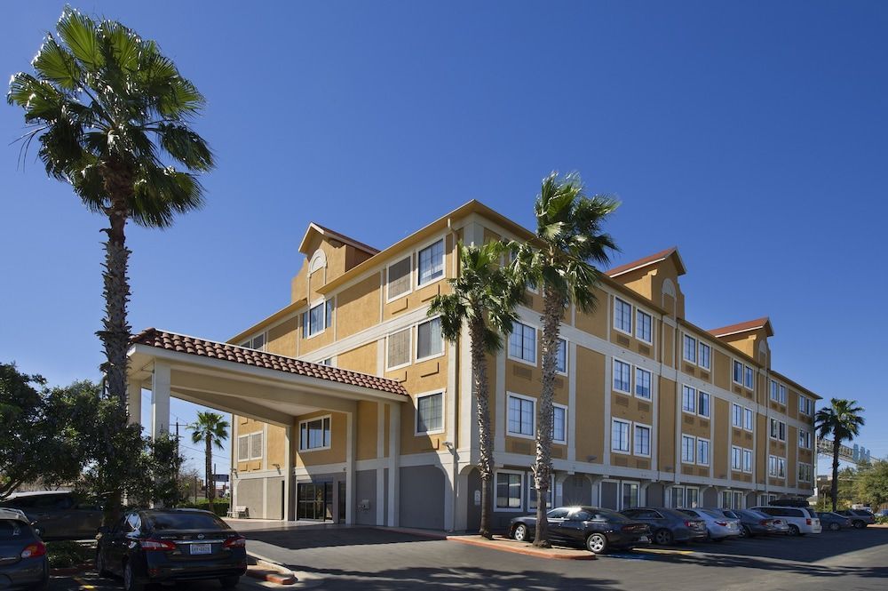 Holiday Inn Express & Suites SAN ANTONIO-DTWN MARKET AREA by IHG 1