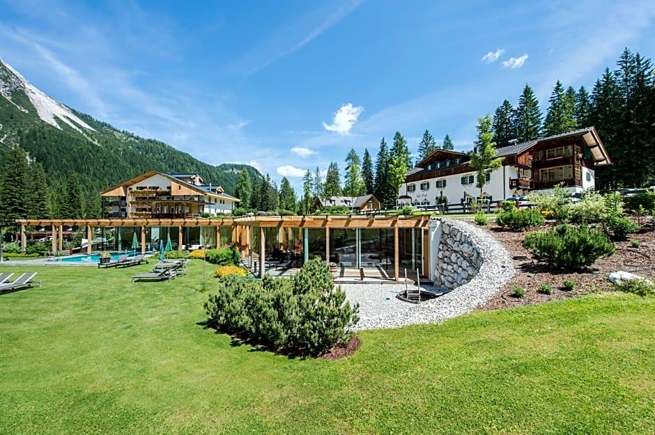 Hotel Dolomitenhof & Chalet Alte Post 2