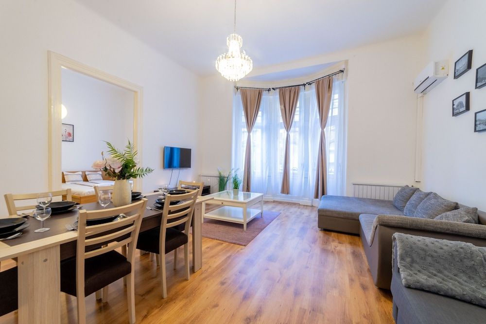 Real Apartments Lovag 1
