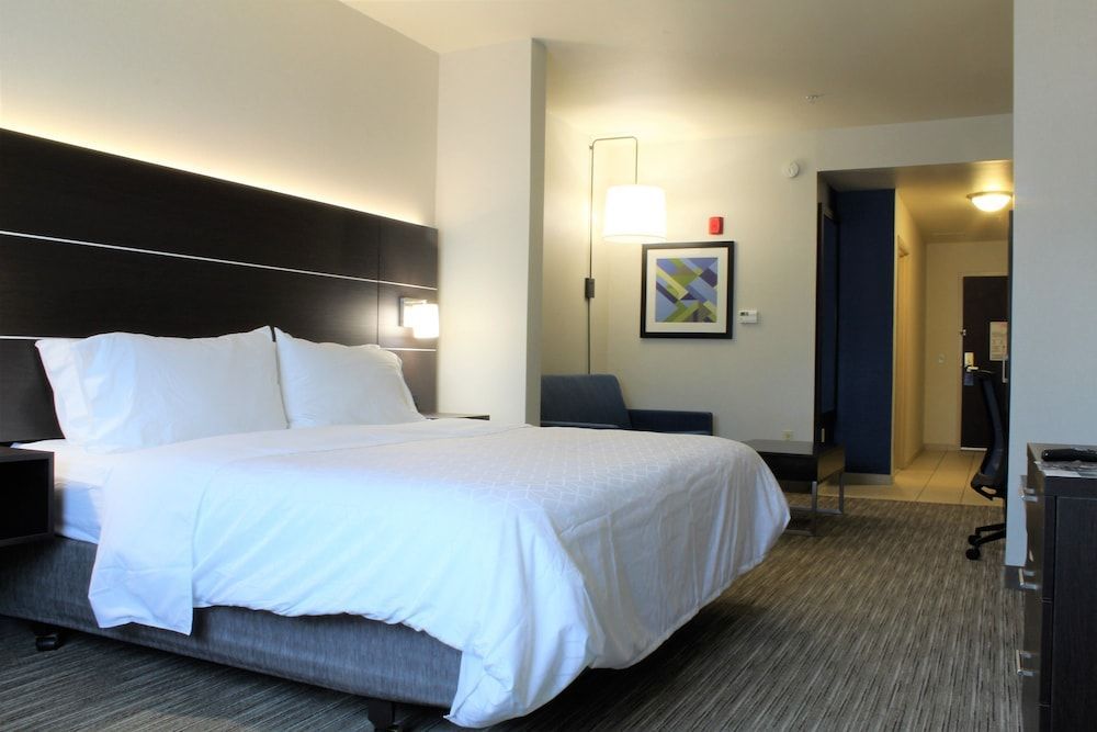 Holiday Inn Express & Suites NAPA VALLEY-AMERICAN CANYON by IHG 2