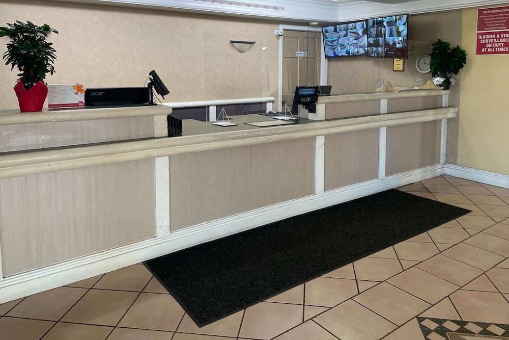 Econo Lodge Kalamazoo near Wings Stadium 2