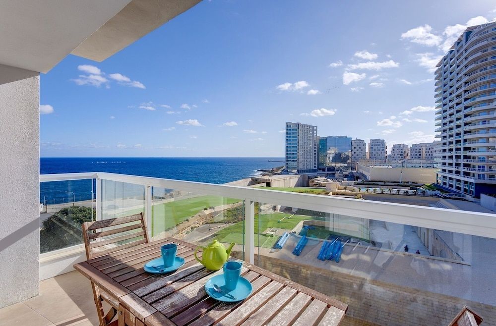 Modern Seaview Apartment, Top Location 1