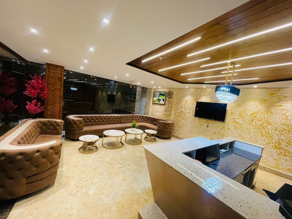 Ark Holiday Inn By DLS Hotels 2
