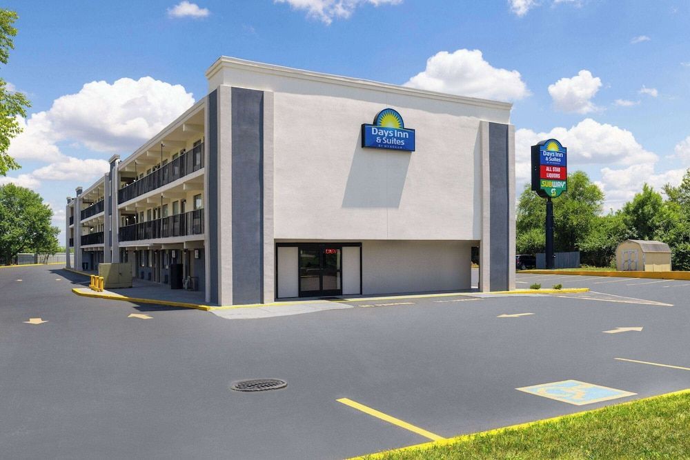 Day's Inn & Suites by Wyndham Indianapolis Airport East 1