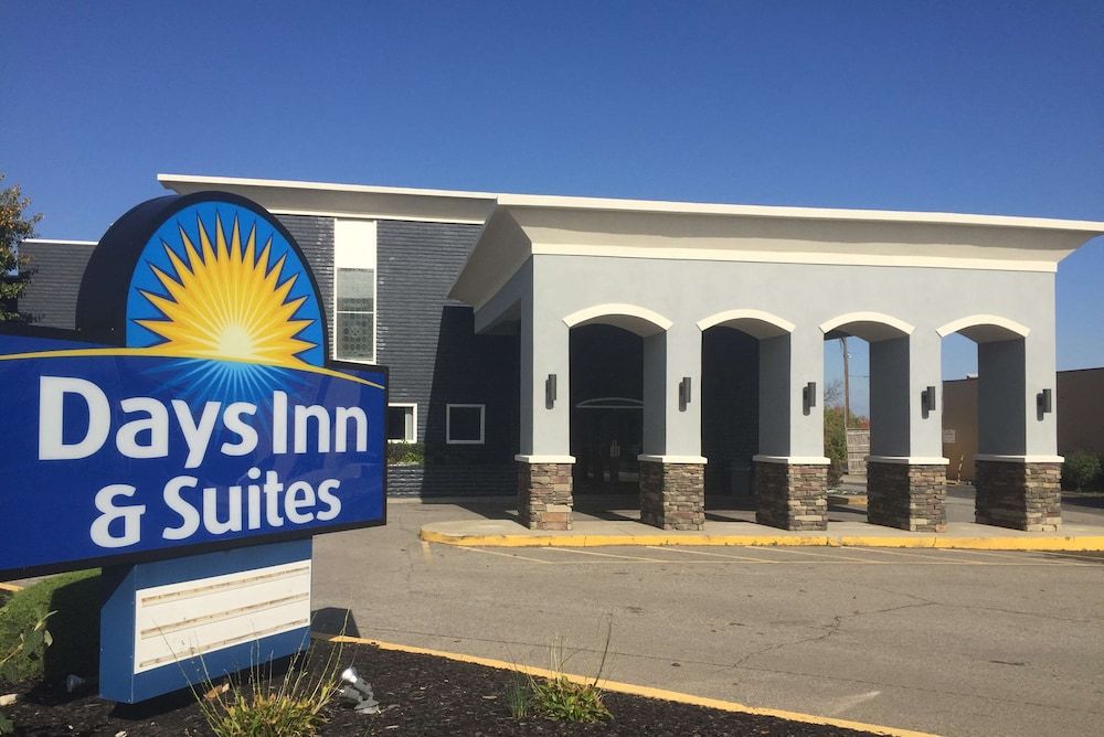 Days Inn & Suites by Wyndham Cincinnati North 1