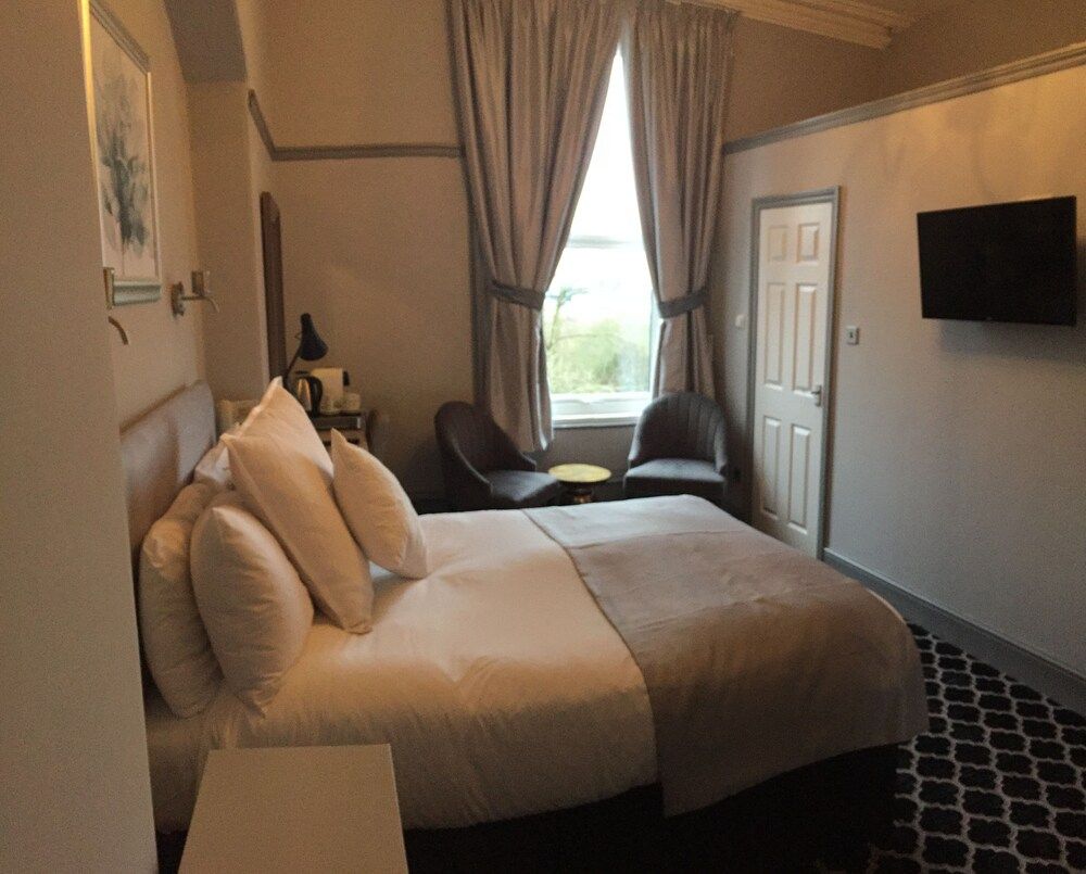 Hillcrest Hotel 1