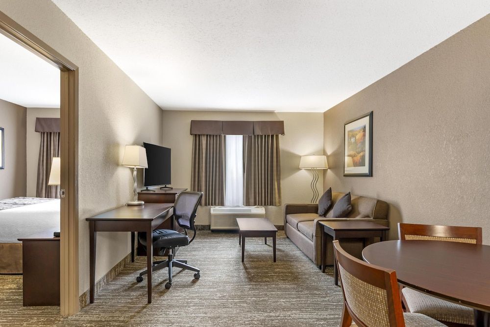 Best Western Plus Pembina Inn & Suites 1