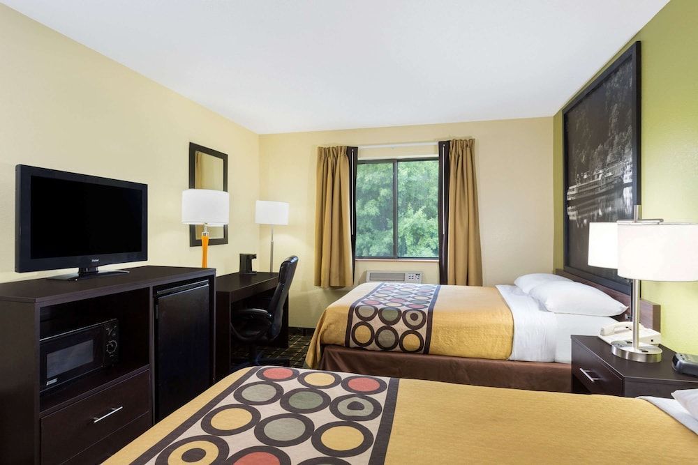 Super 8 by Wyndham Marietta 2