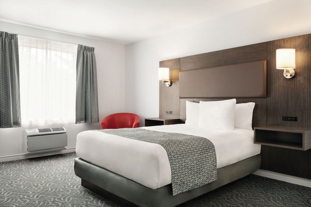 Travelodge by Wyndham Rigaud 1