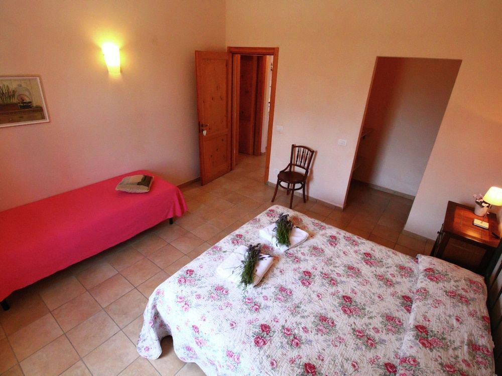 Chic Farmhouse in Montalto di Castro with Terrace 2