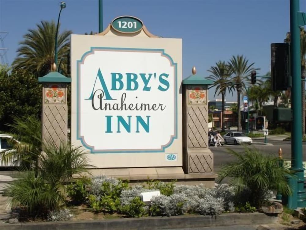 Abby's Anaheimer Inn - Across Disneyland Park 1