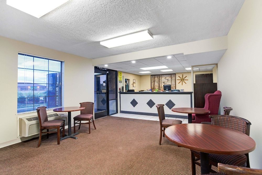 Super 8 by Wyndham Clarksville East 2