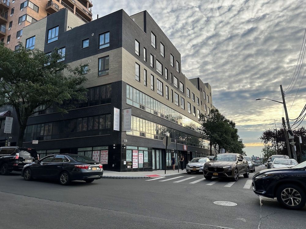 Regal Inn & Suites New York LaGuardia Hotel 1