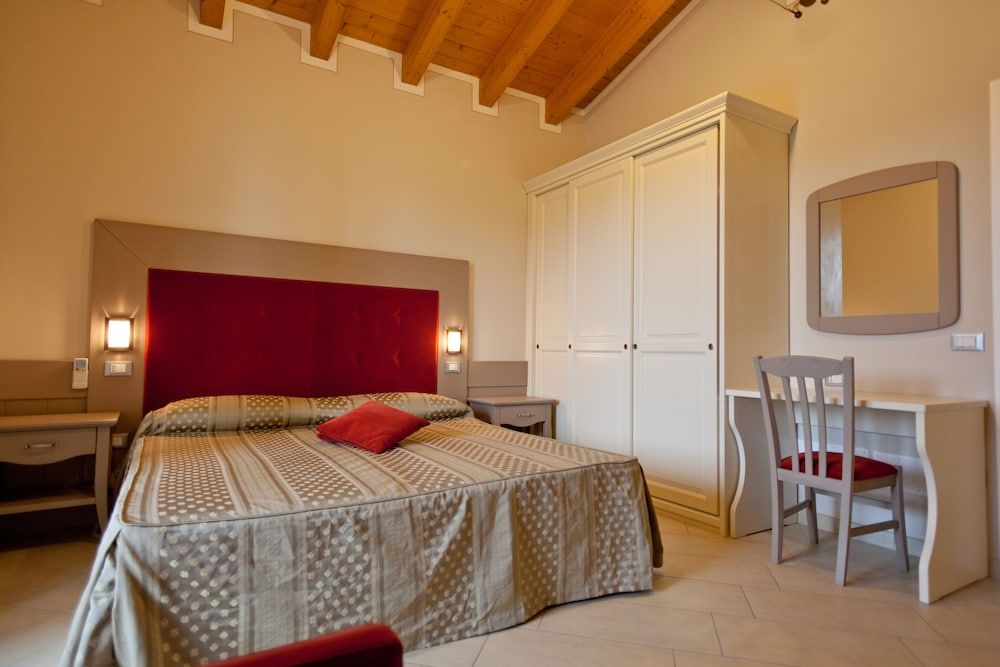 Garda Hill Boutique Apartments with Panoramic Pools e Agriturismo 1