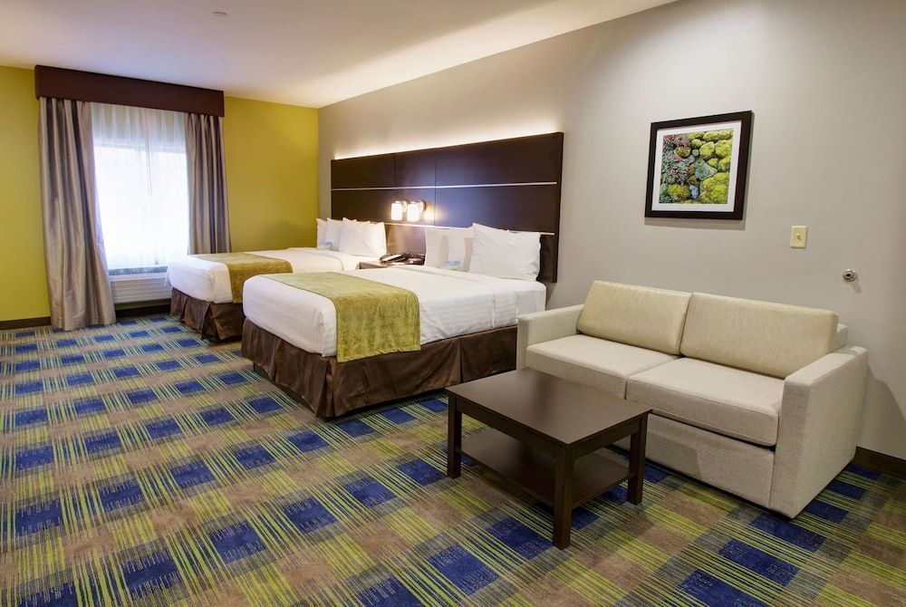 Days Inn & Suites by Wyndham Port Arthur 1