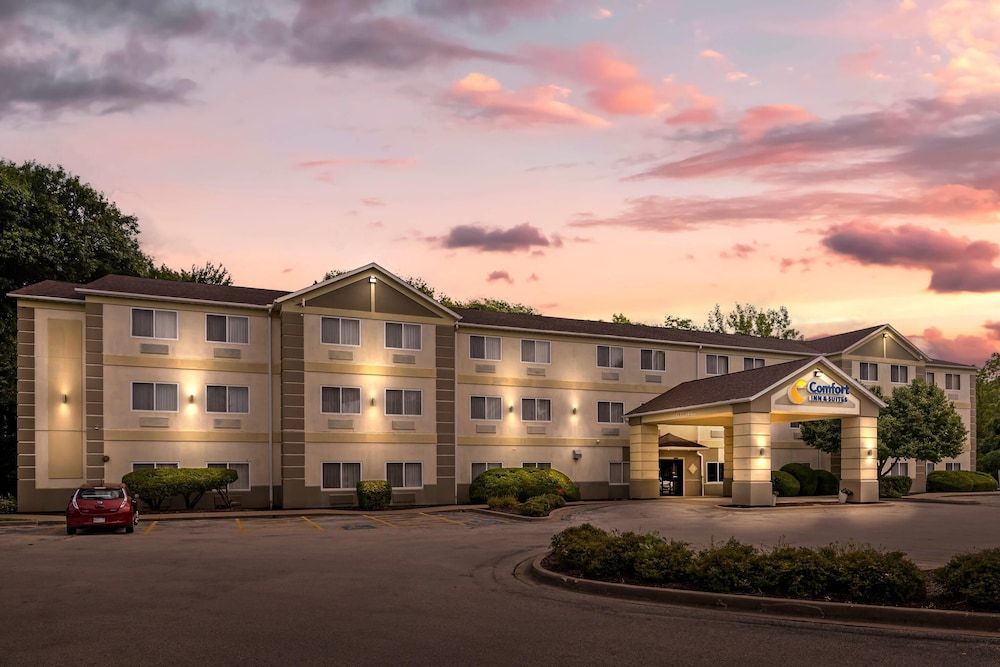 Comfort Inn & Suites East Moline near I-80 1