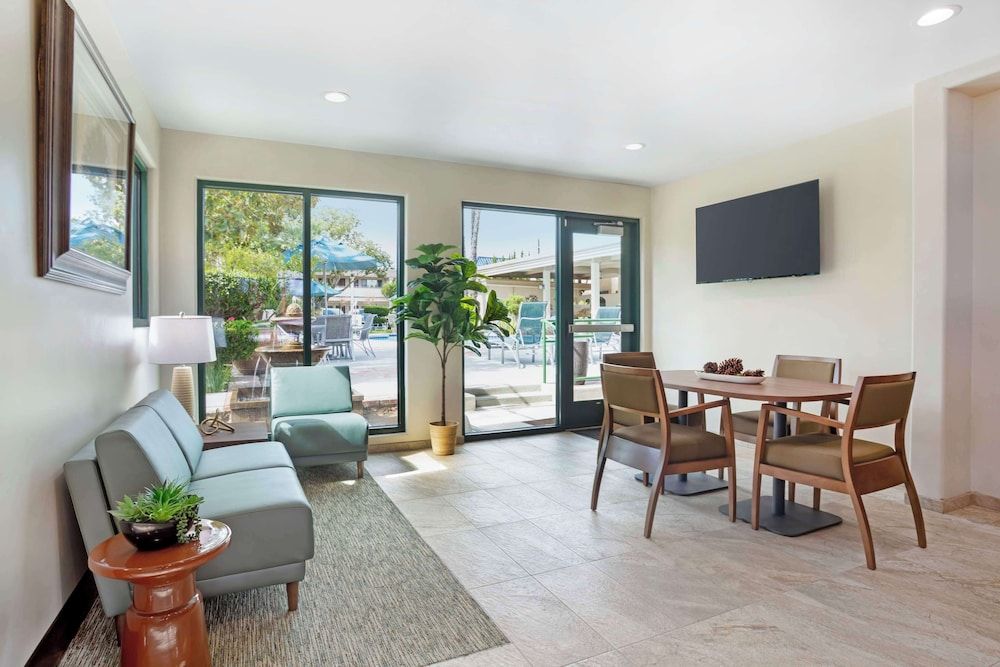 Best Western Plus Black Oak 2