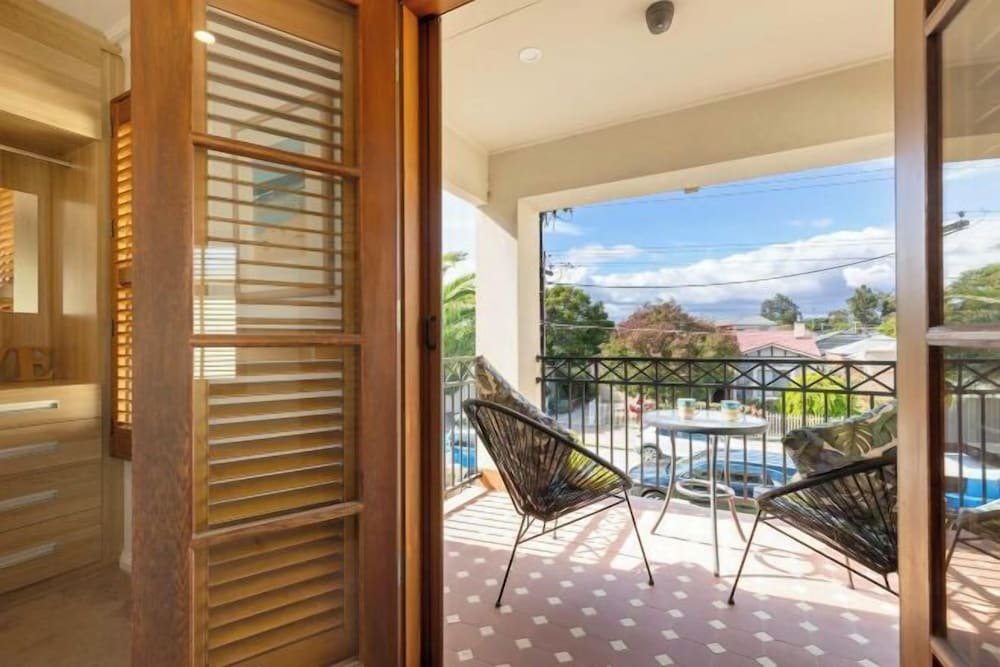 Beach & Bay - Modern Family Stay Glenelg North 1