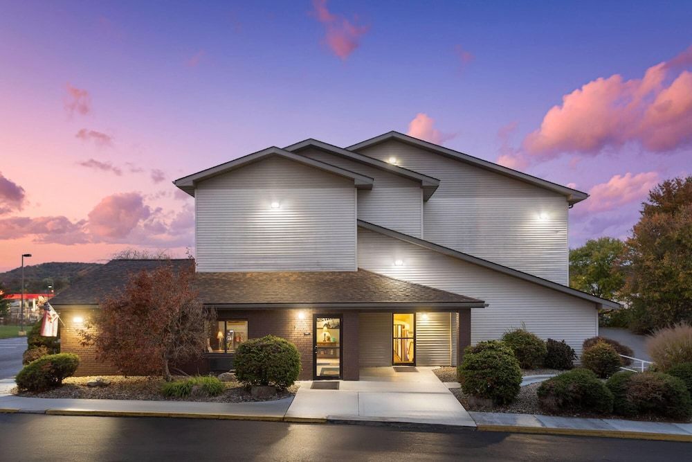 Super 8 by Wyndham New Stanton 1