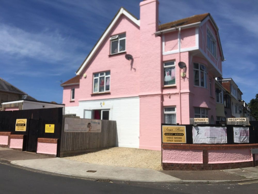 PAIGNTON S ONLY Ground floor Garden 2 Bedroom Apartment in front of the Pier & your Very own Private FREE Car space ,2 Double beds , 2 Single Beds , Kitchen , Air Fryer , 50 Blue ray Films ,Hotel Rece 1