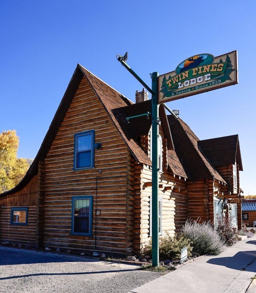 Twin Pines Lodge & Cabins 1