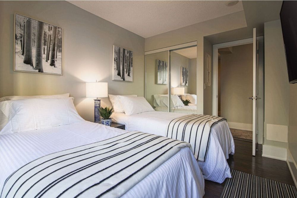 Metropolis Loft - CN Tower 2