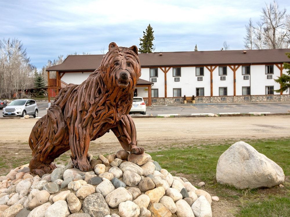 Beartooth Hideaway Inn & Cabins 1