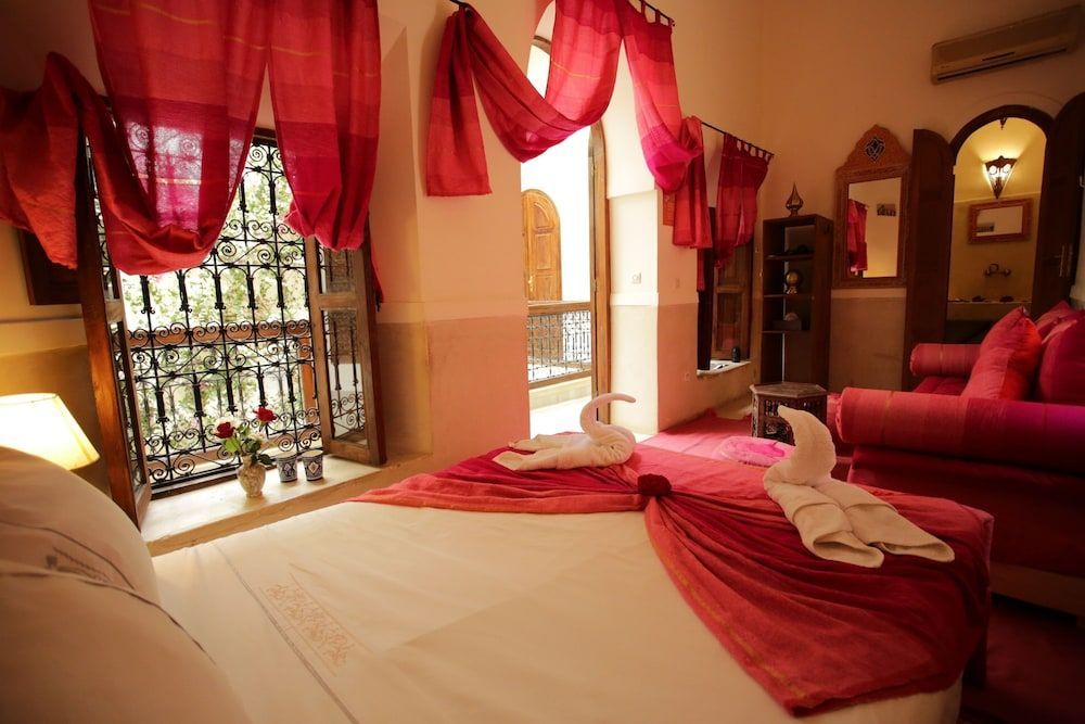 Riad white flowers 1