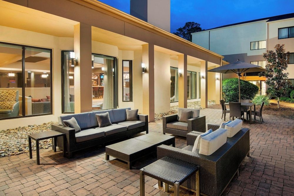Courtyard by Marriott Savannah Midtown 1