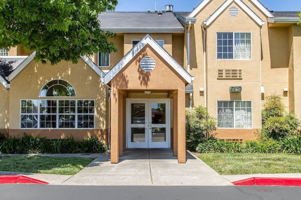 Econo Lodge Inn & Suites Santa Rosa South 1
