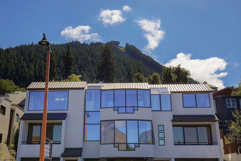 Queenstown House Lakeside 1