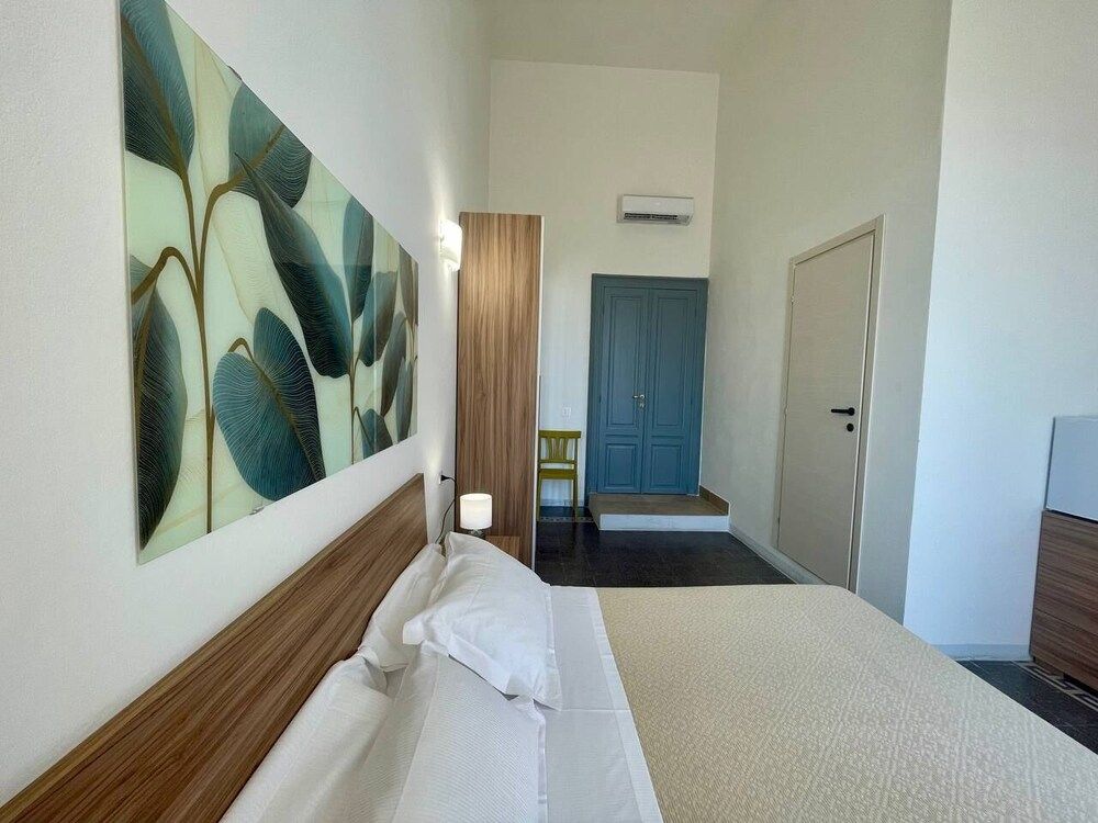 Onlyrooms V - Portside & Train Station 2