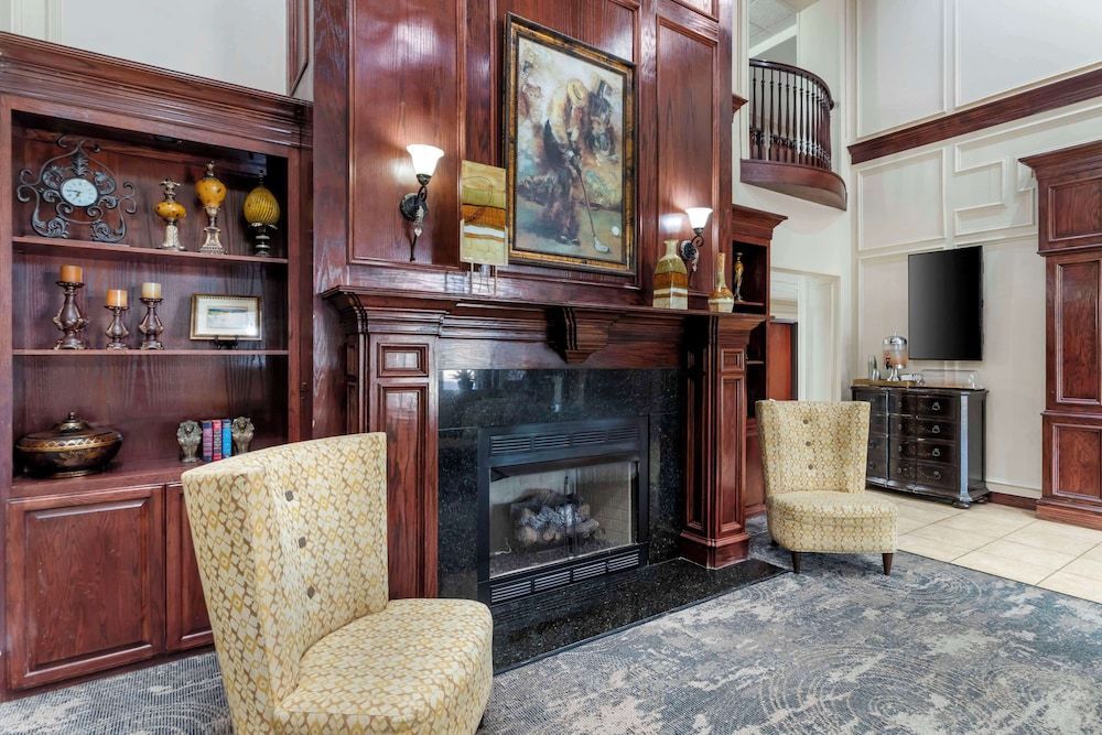 Best Western Plus Crown Colony Inn & Suites 2