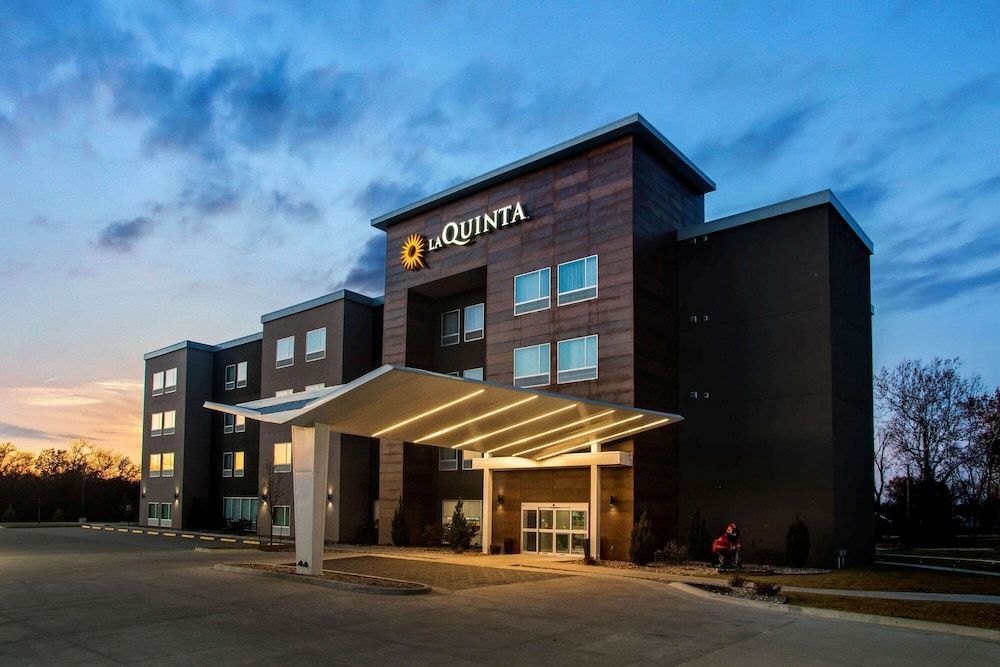 La Quinta Inn & Suites by Wyndham Pittsburg 1